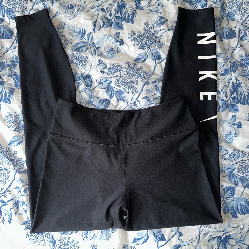 Lightly Used Women’s Nike Leggings Size Medium